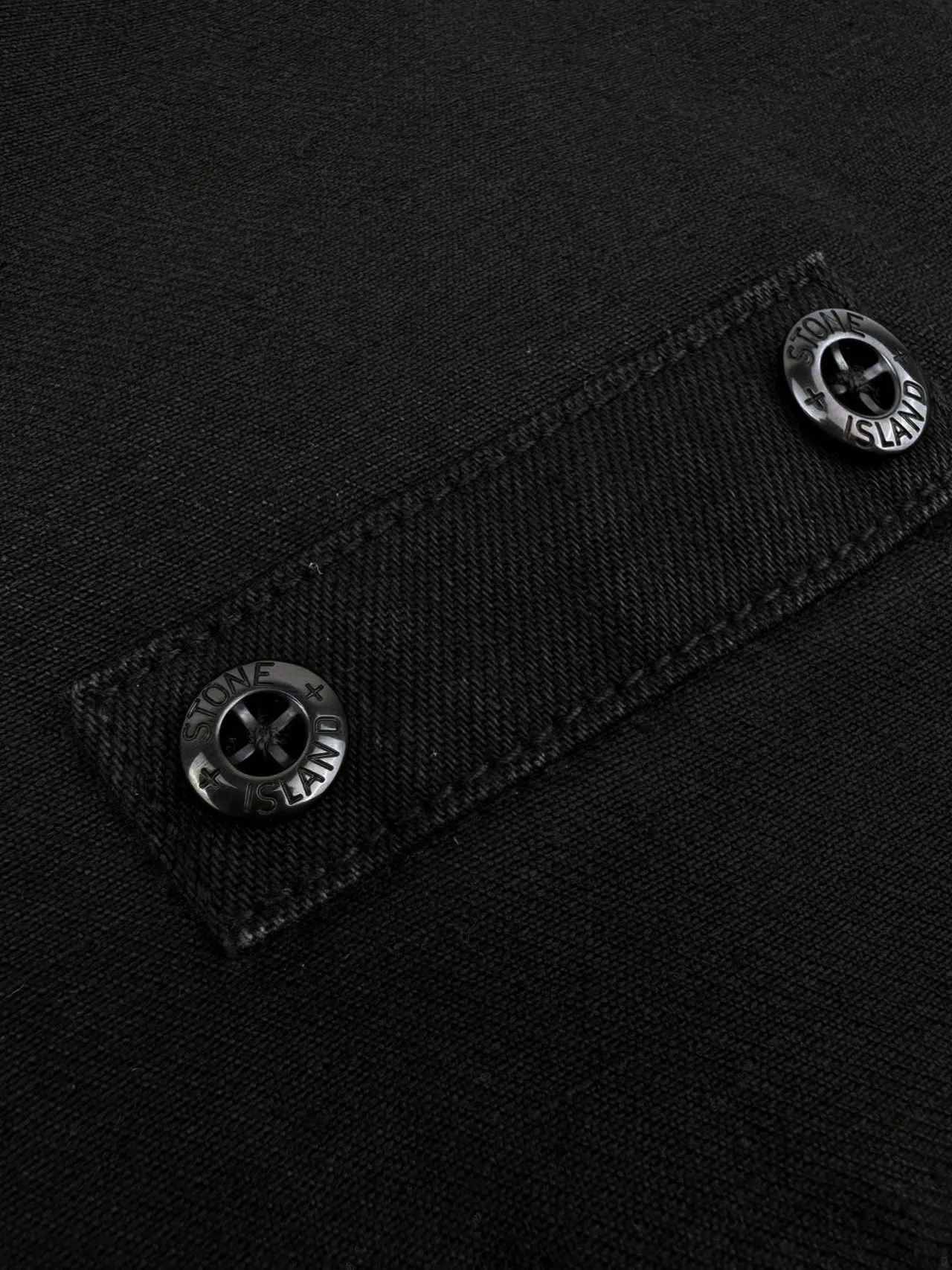 P500 Stonelsland emblem denim jacket. Customized high-density twill denim. Full texture. Comfortable and close to the skin. It is painted in classic retro black and is full of natural purity. The front breast pocket is cut into the front panel in a golden ratio. A pragmatic reconstruction of the ritual sense. The iconic Stonelsland emblem is embellished on the sleeves, like a unique medal, highlighting the brand's imprint. Simple lines outline a neat silhouette and outline a casual and free style. Workwear genes are infused with luxury DNA, simple charm and versatile charm. Process 1: Use imported machine embroidery technology and use advanced computer control systems and precision mechanical components to realize Stonesland badge embroidery operations with high precision and smooth and delicate lines. Process 2: The entire garment is washed with Zhongxiao. Use a special solution to remove stains and slight fading, and then wash with snowflakes. Use a strong washing method to fade the color to make the color more uniform. Process 3: The entire garment is stitched using a buried clamp machine. The embedded clamp machine can control the distance between the two needles by changing the needle position to achieve seamless splicing, smooth and tidy. Accessories: customized 1:1 Stonelsland I-shaped buckle, customized 1:1 Stonelsland embroidery label, customized 1:1 Stonelsland resin button, customized 1:1 Stonelsland four-button button, customized 1:1 Stonelsland trademark Version: Loose version Size: S M L XL Style number: BB747